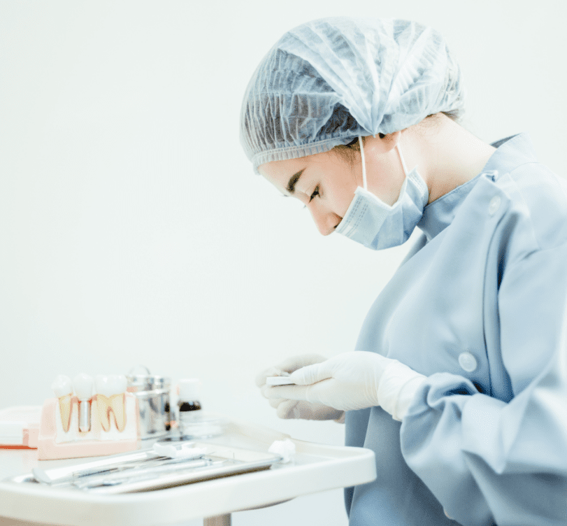 治療道具を点検する女性歯科技工士