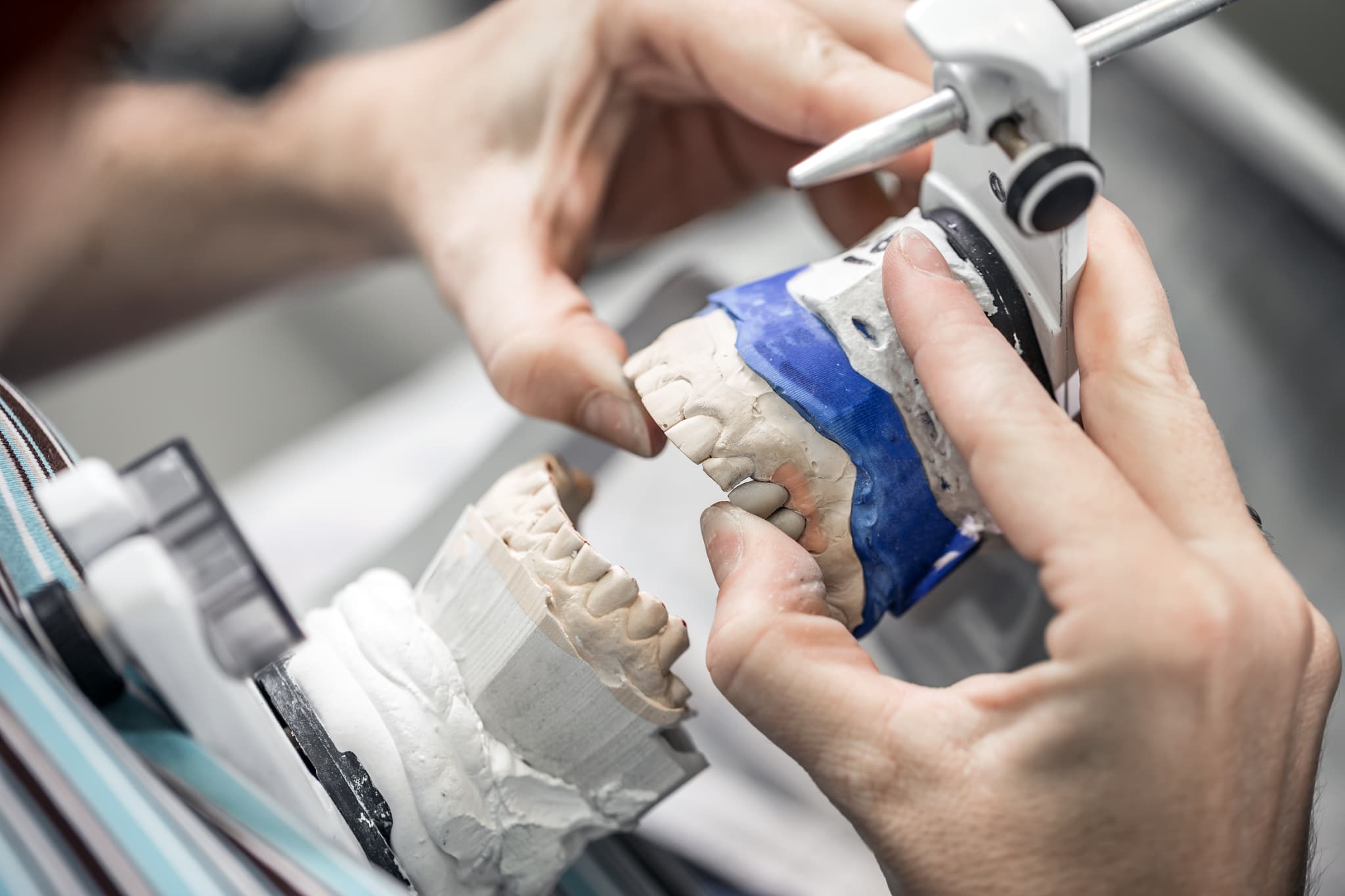 検査部品を確認する歯科技工士