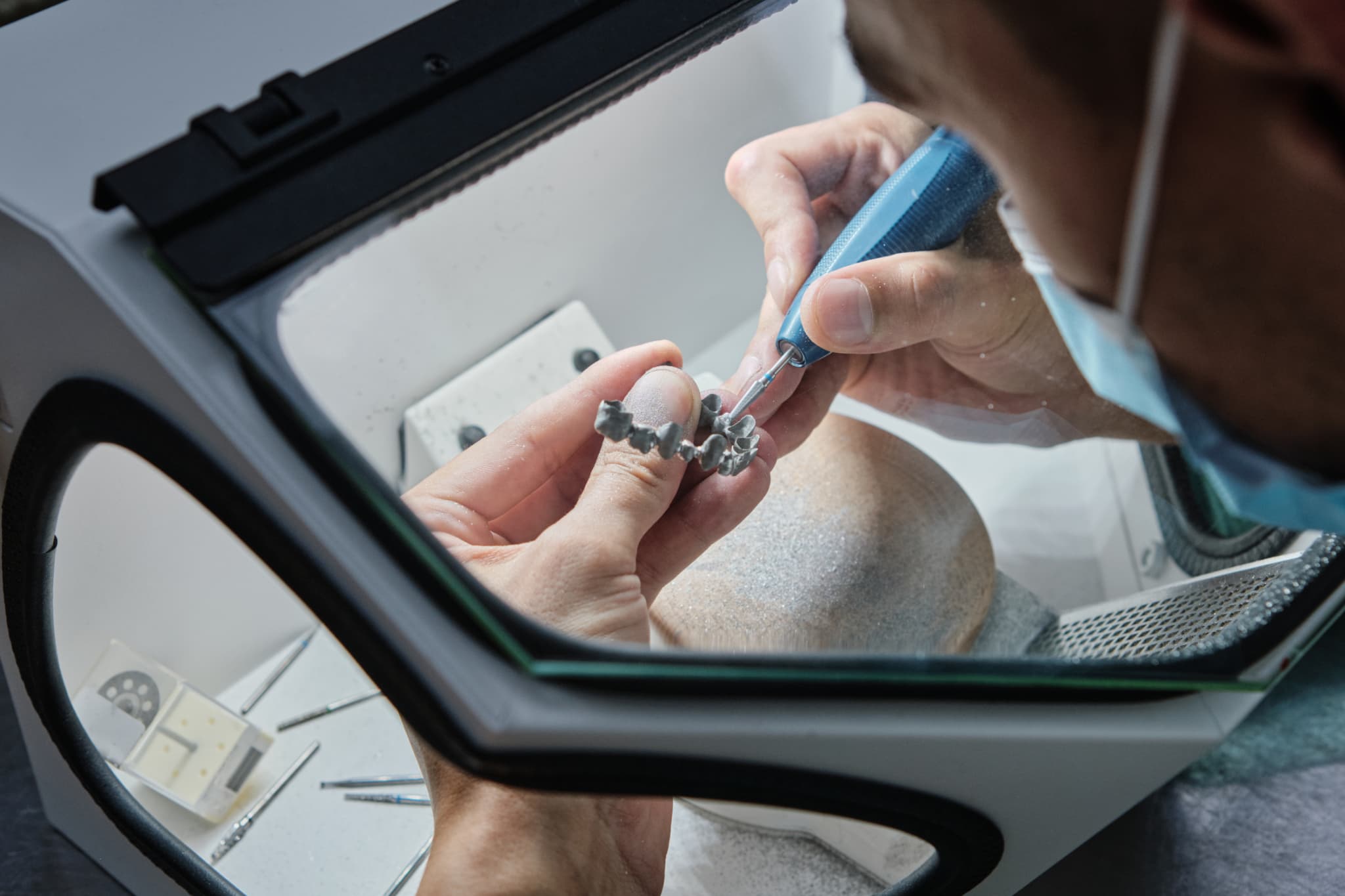 歯の模型に着色する歯科技工士