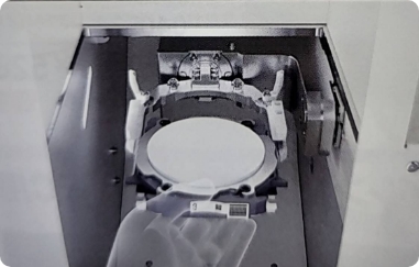 歯の模型を削る歯科技工士